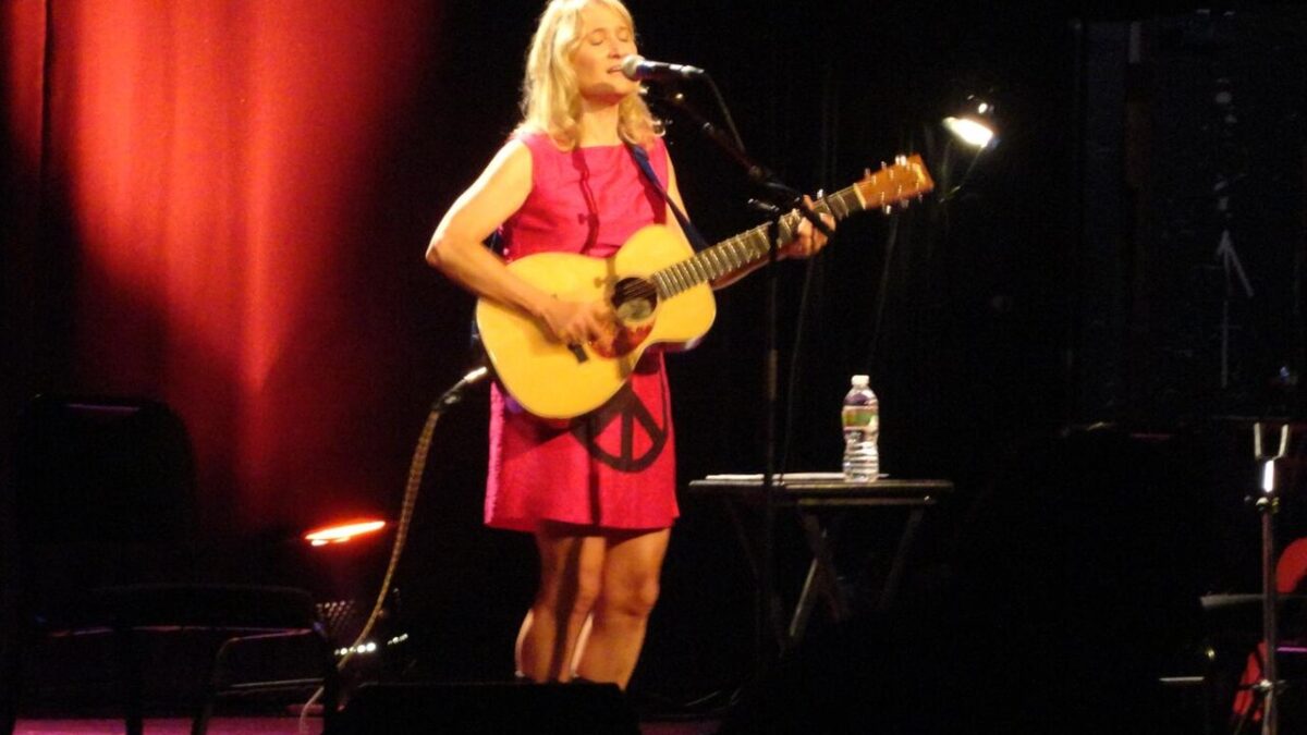 Jill Sobule, singer of I Kissed a Girl and Supermodel, dies in a house fire at 66
